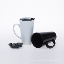 Eco Friendly 16 oz blanc et noir entonnoir en forme de forme tasse de café avec couvercle